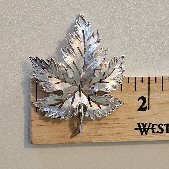 Vintage Crown Trifari Silver Maple Leaf Brooch - Picture 3 of 5